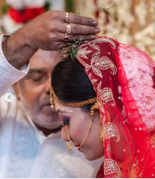 আর সেটা যদি হয় কোনও বিশেষ দিনের, তাহলে হলুদ হয়ে যাওয়া সেইসব স্মৃতির আলোমাখা দিন আরও বেশি প্রাণোজ্বল হয়ে ওঠে চোখের সামনে। ভিজে আসে চোখ, ঠোঁটের কোণে ফুটে ওঠে এক চিলতে হাসির রোদ।