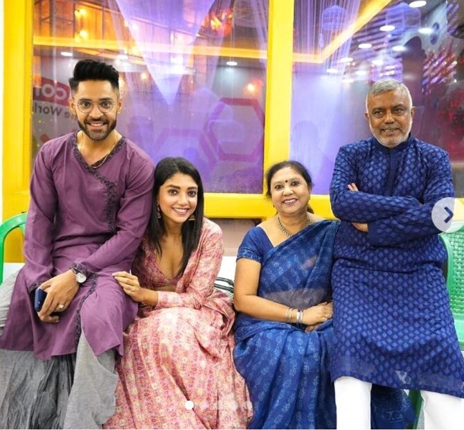 কখনো পুজোর সাজে, পারিবারিক মুহূর্তে,কখনো আবার জামাইষষ্ঠীর অবসরে, যখনই সুযোগ পেয়েছেন, বাবার সঙ্গে ক্যামেরাবন্দি করেছেন নিজেকে।