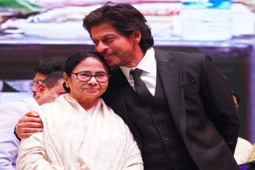 বৃহস্পতিবার ২৮তম কলকাতা আন্তর্জাতিক চলচ্চিত্রোৎসবের উদ্বোধনী অনুষ্ঠানে মুখমন্ত্রী মমতা বন্দ্যোপাধ্যায় আর শাহরুখ খান