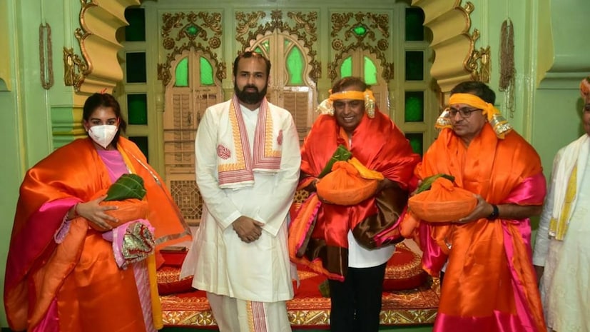 মুকেশ আম্বানি সেপ্টেম্বরে এই মন্দিরে গিয়েছিলেন এবং রাজস্থানে 5G পরিষেবা শুরু করার প্রতিশ্রুতি দিয়েছিলেন এই মন্দির থেকে। এমনকি ২০১৫ সালে, 4G পরিষেবা শুরু হওয়ার আগে মুকেশ আম্বানি শ্রীনাথজি মন্দিরেই গিয়েছিলেন।