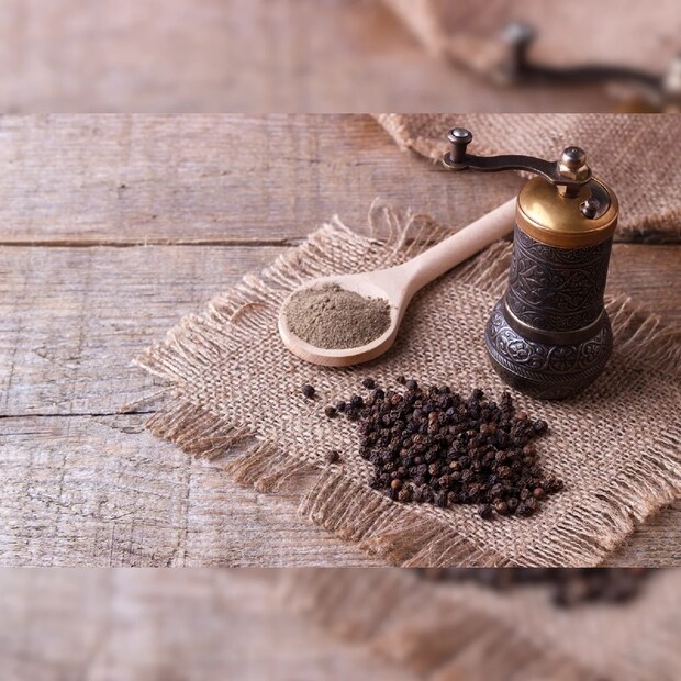 গোল মরিচে পাইপেরিন থাকে যা শরীরে চর্বি বৃদ্ধি হতে বাধা দেয়। অন্যদিকে, গোল মরিচে ক্যালরিও খুব কম, এটি খেলে ওজন কমে। গোল মরিচ খেলে শরীরে ভালো কোলেস্টেরলের মাত্রাও বেড়ে যায়।Disclaimer: এই প্রতিবেদনটি কেবলমাত্র সাধারণ তথ্যের জন্য, তাই বিস্তারিত জানতে হলে সর্বদা বিশেষজ্ঞের পরামর্শ নিন।