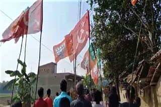 হুগলির পোলবায় বিজেপি-র মিছিলে সিপিএমের পতাকা। 