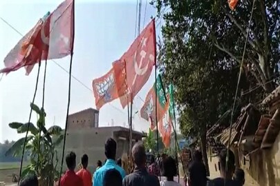 হুগলির পোলবায় বিজেপি-র মিছিলে সিপিএমের পতাকা। 