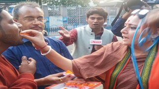 রাজ্য বিধানসভায় লাড্ডু বিলি