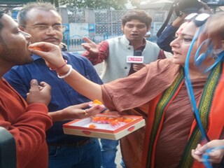 রাজ্য বিধানসভায় লাড্ডু বিলি