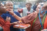 গুজরাতের বিপুল জয়ে 'সেলিব্রেশন' বঙ্গ বিজেপির! বিধানসভায় লাড্ডু বিলি বিধায়কদের