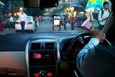 ক্রিসমাস ইভে মধ্যরাতে ক্যাবচালককে হেনস্থা