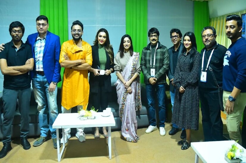 শীতের সন্ধ্যায় নন্দন চত্বর মেতে উঠল সিনে আড্ডায়। মঞ্চে উপস্থিত উপস্থাপক সৌরভ দাস। 