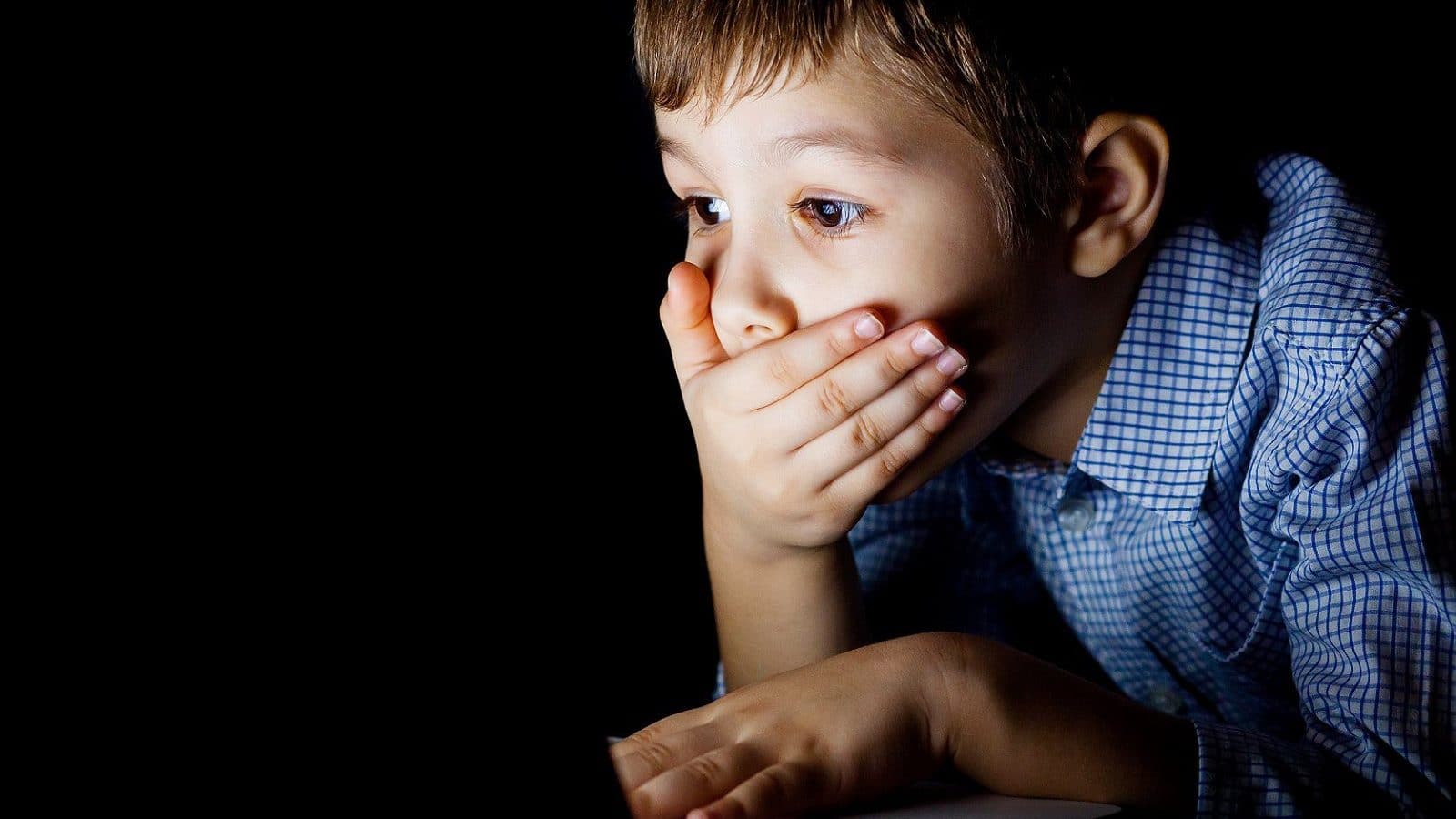 ছোটরা কিছুতেই যেন Porn দেখতে না পায়, এখুনি বদলে ফেলতে হবে মোবাইলের এই সেটিংস