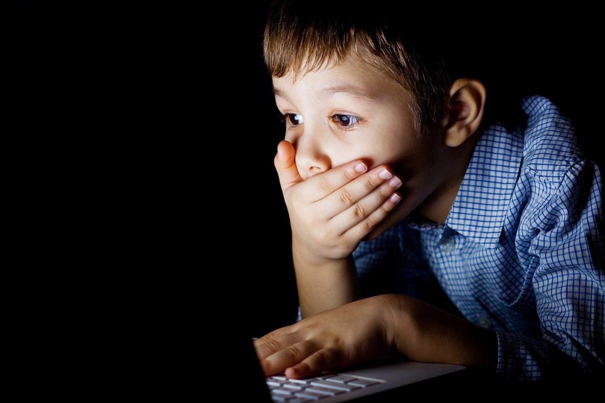 ছোটরা কিছুতেই যেন Porn দেখতে না পায়, এখুনি বদলে ফেলতে হবে মোবাইলের এই সেটিংস