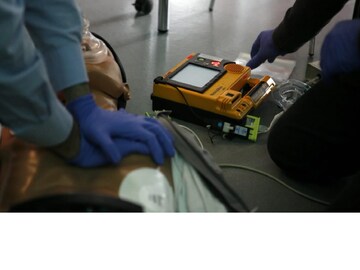 হঠাৎ হৃদরোগে আক্রান্তকে বাঁচানোর একমাত্র উপায় তাৎক্ষণিক সিপিআর, কীভাবে শেখাচ্ছেন বিশেষজ্ঞ চিকিৎসক হঠাৎ হৃদরোগে আক্রান্তকে বাঁচানোর একমাত্র উপায় তাৎক্ষণিক সিপিআর, কীভাবে শেখাচ্ছেন বিশেষজ্ঞ চিকিৎসক