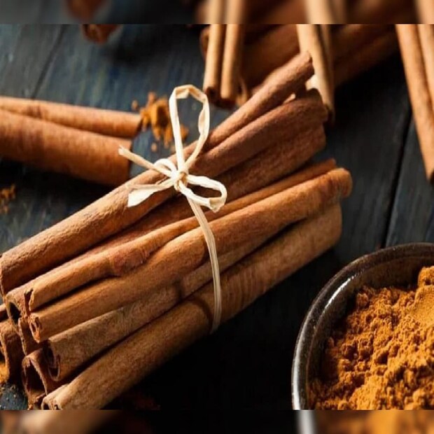 দারুচিনি প্রধানত মেটাবলিজম বাড়াতে কাজ করে। এটি নিয়মিত খেলে পেটে জমে থাকা চর্বি দূর হয়। এটি পরিপাকতন্ত্রকে ঠিক করে এবং ওজন নিয়ন্ত্রণে সাহায্য করে।