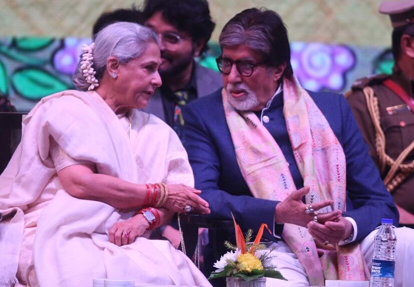 ডায়াসে দাঁড়িয়ে জয়া বাংলাতেই বললেন, ‘‘আমি আর কী বলব, বলবেন তো উনি, যিনি তিন বছর ধরে না বলা সব কথা বুকে পেটে ভরে এনেছেন।... জামাইয়ের সামনে মেয়ের দাম অনেক কম।’’