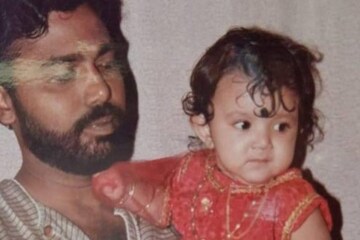 লাল টুকটুকে ফ্রকে বাবার কোলে ছোট্ট মেয়ে.. কে বলুন তো? আজ টলিউডের জনপ্রিয় নায়িকা