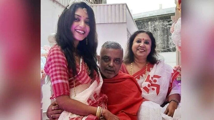 আর এমনই এক বাবার আদরের মেয়ে যে অভিনেত্রী দেবলীনা কুমার সে ছবি দেখলে সহজেই বোঝা যায়। শুধু বাবার জন্মদিনে নয়, এর আগেও নানা সময় বাবার সঙ্গে কাটানো নানা মুহূর্ত ফুটে উঠেছে তার সামাজিক মাধ্যমের দেওয়ালে। কখনো পুজোর সাজে, কখনো আবার জামাইষষ্ঠীর অবসরে, যখনই সুযোগ পেয়েছেন, বাবার সঙ্গে ক্যামেরাবন্দি করেছেন নিজেকে।