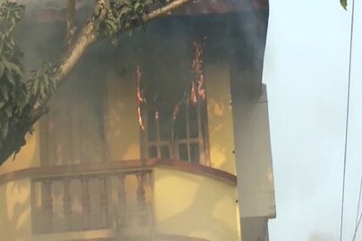 বাড়ির তিন তলায় দেখা যায় আগুন৷ 