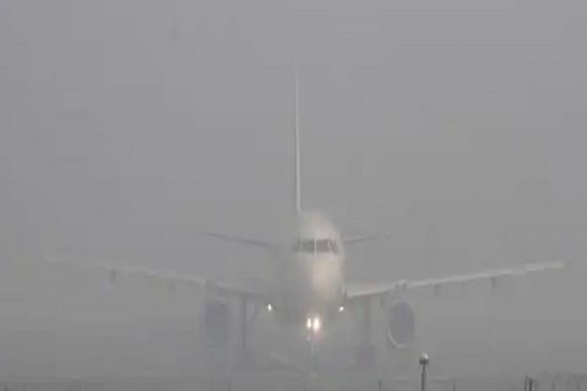 দিল্লি বিমানবন্দরে ধোঁয়াশার চাদর, একেবারে শূন্য দৃশ্যমানতা