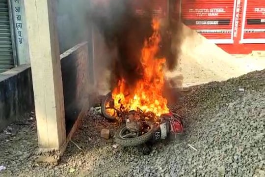হটুগঞ্জ বাজারে বাইকে আগুন৷