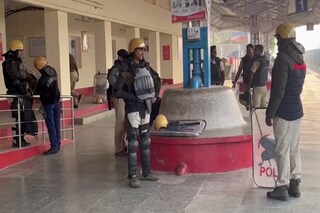 নিরাপত্তার ঘেরাটোপে একলাখি স্টেশন