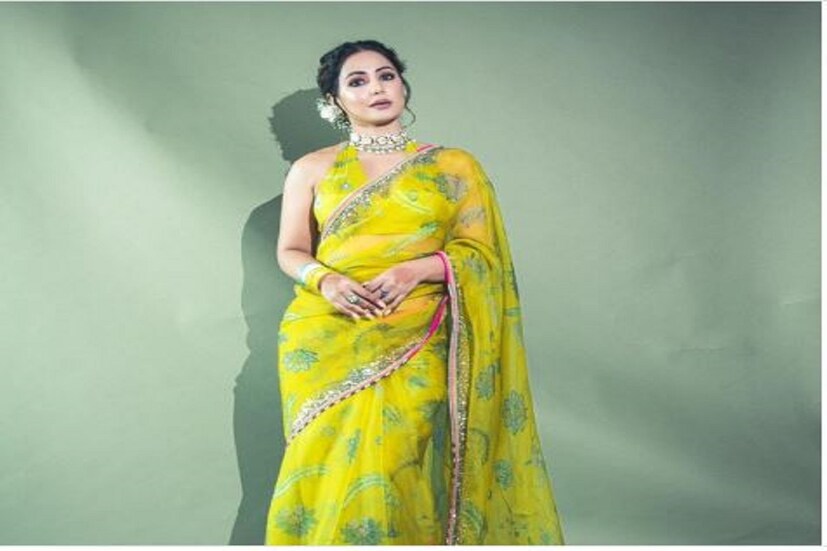 হলুদ ফ্লোরাল প্রিন্টের শাড়িতে লাস্যময়ী হিনা খান
