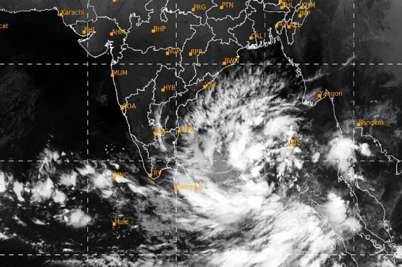 আইএমডি জারি করা ওয়েদার অ্যালার্ট অনুযায়ি   তামিলনাড়ু ও পন্ডিচেরি উপকূলে এটি শুক্রবার সকালে নাগাদ পৌঁছতে পারে৷ তামিলনাড়ুর পাশাপাশি অন্ধ্রপ্রদেশ উপকূলেও ধ্বংসলীলা চালাতে পারে এই সাইক্লোন৷ হতে পারে প্রবল বৃষ্টি৷   এদি সাইক্লোন মনদাউস  স্থলভাগ আছড়ে নাও পড়তে পারে এমন একটা  সম্ভাবনাও রয়েছে৷  স্থলভাগের কাছাকাছি এর গতিবেগ প্রতি ঘণ্টায় সর্বোচ্চ ৯০ থেকে ১০০ কিলোমিটার হতে পারে বলে অনুমান আবহাওয়াবিদদের। বৃহস্পতিবার ও শুক্রবারের জন্য অরেঞ্জ অ্যালার্ট জারি করা হয়েছে প্রবল বৃষ্টিপাতের আশঙ্কায়৷ Photo Courtesy- IMD/ Sattellite Image 