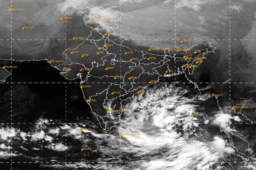 #নয়াদিল্লি: ফের বঙ্গোপসাগরে সাইক্লোনের চোখরাঙানি৷  আন্দামান সাগর এবং দক্ষিণ পূর্ব বঙ্গোপসাগরের ওপর তৈরি হয়ে রয়েছে সাইক্লোনিক সার্কুলেশন৷  এই  ঘূর্ণাবর্ত  আগামী ২৪ থেকে ৪৮ ঘণ্টায় এই নিম্নচাপ দক্ষিণ পূর্ব বঙ্গোপসাগরে গভীর নিম্নচাপে পরিণত হবে। এরপর উত্তর পশ্চিম ও পশ্চিম দিকে এগিয়ে এই নিম্নচাপ ঘূর্ণিঝড়ে পরিণত হবে দক্ষিণ-পশ্চিম বঙ্গোপসাগরে। এই নিম্নচাপ সাইক্লোনে পরিণত হয়ে তামিলনাডু, পুদুচেরি উপকূলে ঝাঁপিয়ে পড়বে। Photo Courtesy- IMD/ Sattellite Image 