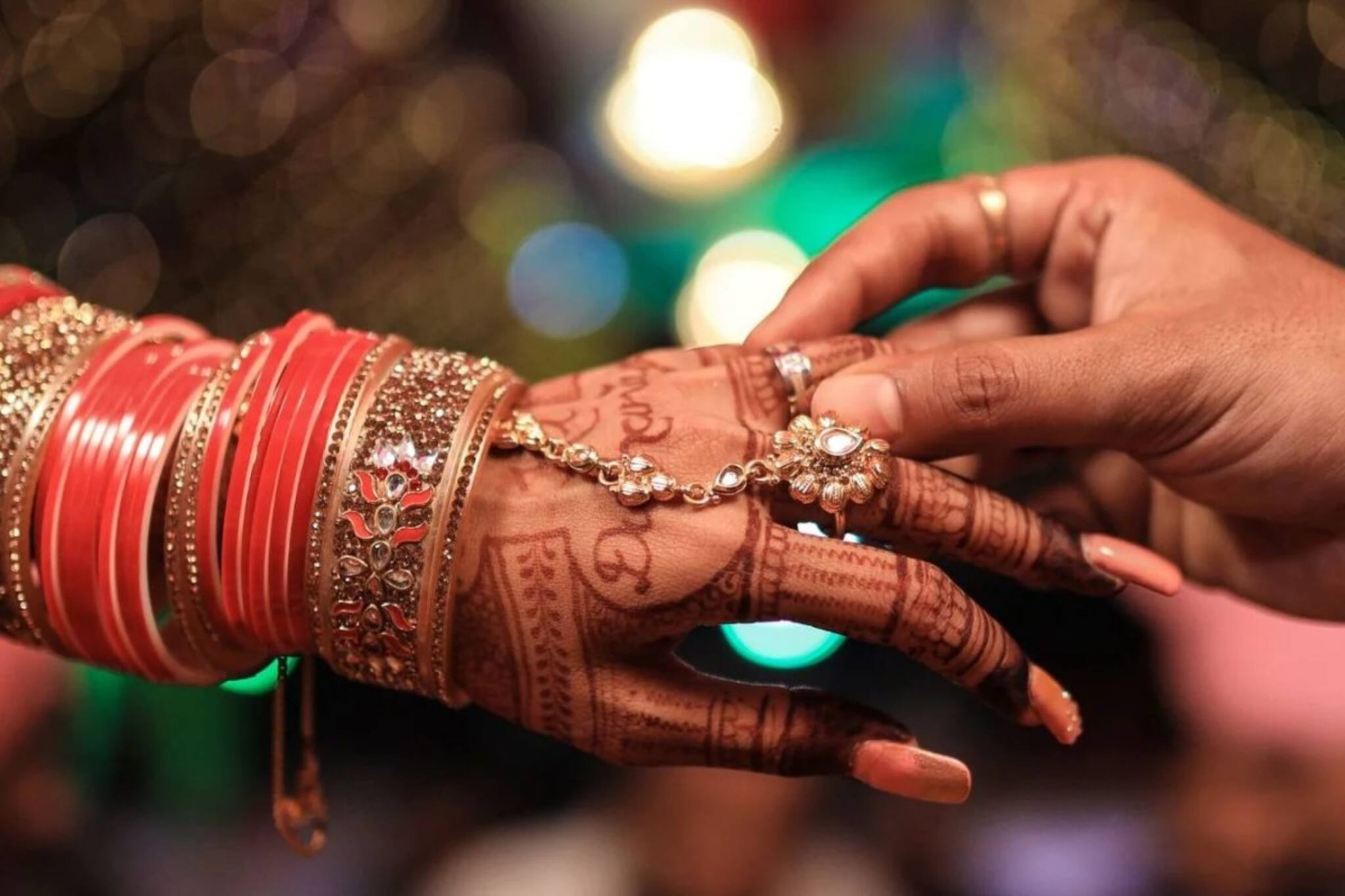 ছবি আগে কে তুলবে! তুমুল মারামারি বিয়েবাড়িতে, পরে যা হল