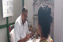 এলাকার মানুষের ভরসা তিনিই! বিনামূল্যে চিকিৎসা পরিষেবা দিয়ে থাকেন ডাক্তারবাবু