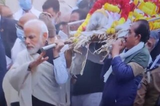 মায়ের শেষযাত্রায় মোদি