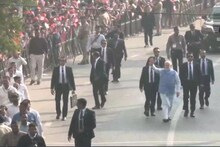 রাস্তার দু' পাশে উপচে পড়া ভিড়, হেঁটেই ভোট দিতে গেলেন মোদি! দাঁড়ালেন লাইনেও