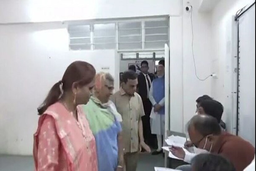 ভোট কেন্দ্রে ঢুকে অবশ্য আর পাঁচজন ভোটারের মতোই লাইনে দাঁড়িয়ে অপেক্ষা করেন প্রধানমন্ত্রী নরেন্দ্র মোদি৷ 