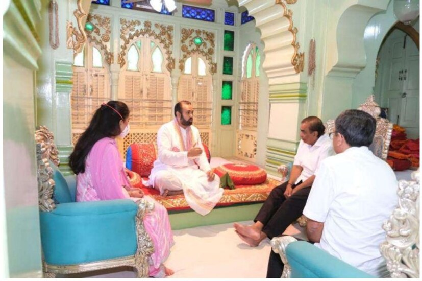 সংস্থার ওয়েবসাইটে বলা হয়েছিল, “শ্রীনাথজির এই মূর্তিটি মেওয়ারে যাত্রা করেছিল যা শেষ হতে ৩২ মাস সময় লেগেছিল। নাথদ্বারায় দেবতা স্থাপনের সিদ্ধান্তের সঙ্গে সম্পর্কিত একটি মজার গল্পও রয়েছে।