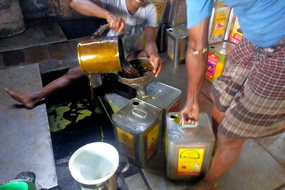 ভেজাল তেলের রমরমা