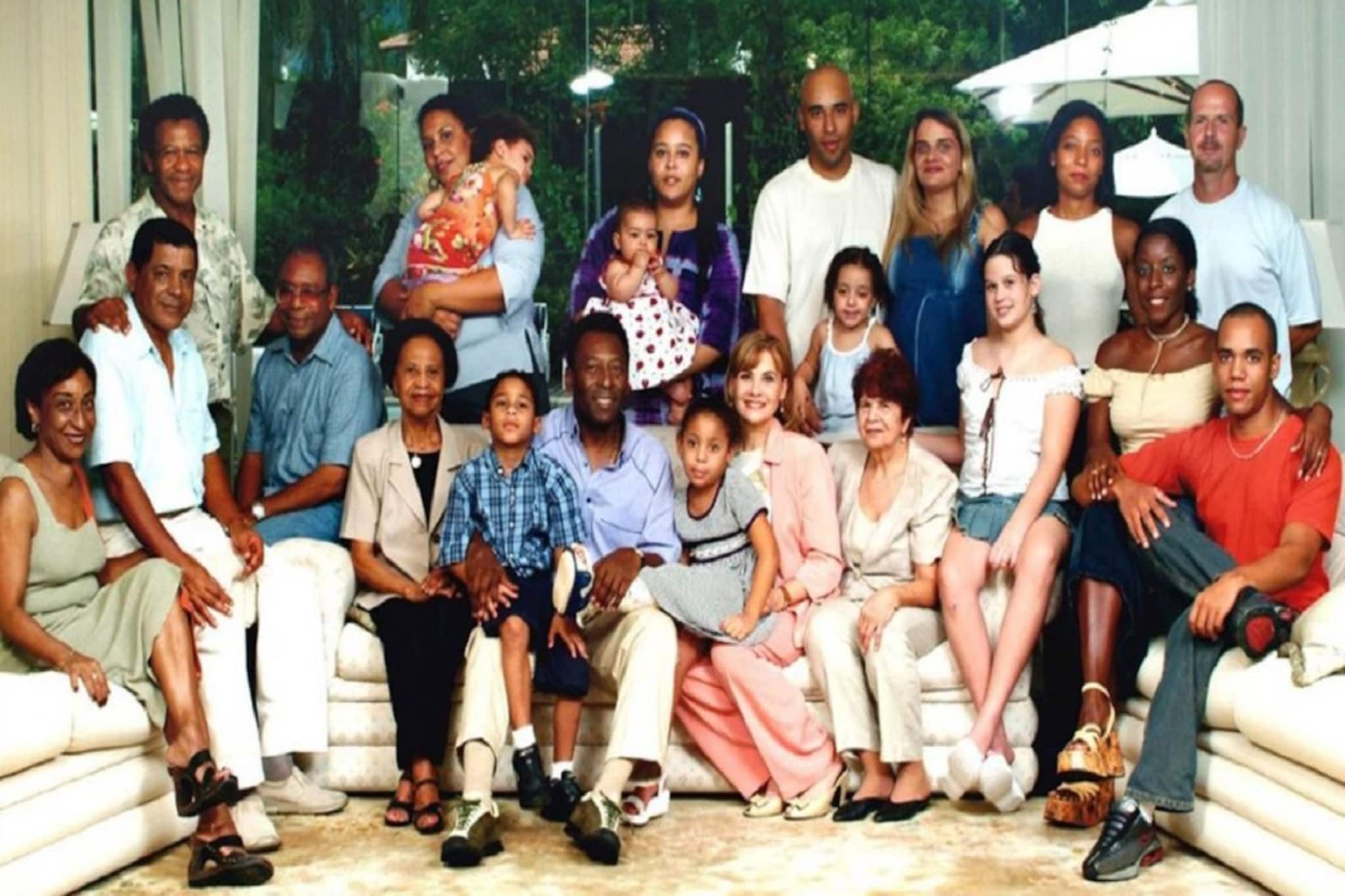 মাঠের বাইরে একেবারে রঙিন পেলে, একাধিক নারীসঙ্গ!অনেক সন্তানের অস্তিত্ব জানতেন না