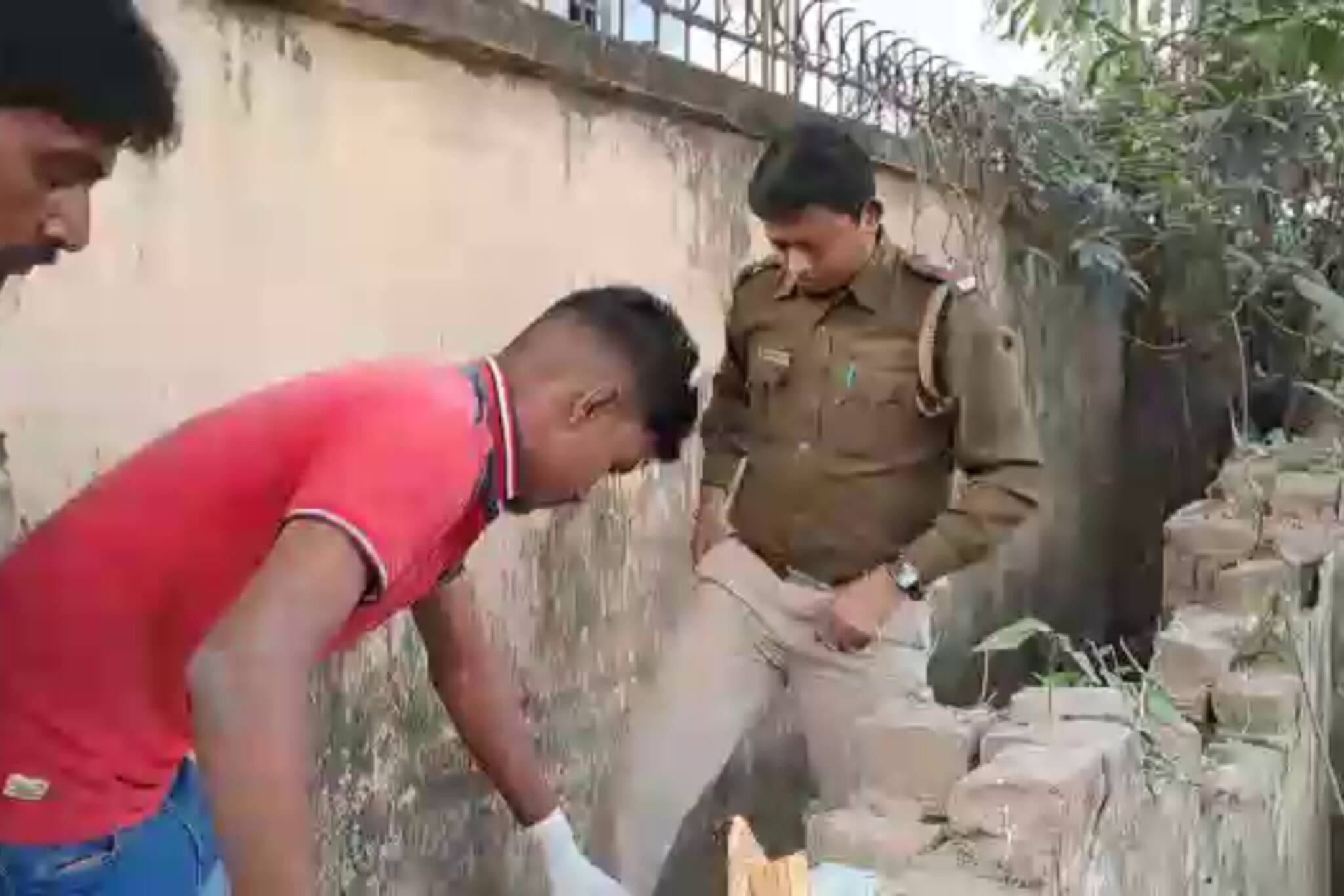 ভয়ঙ্কর! পরিত্যক্ত ব্যাগে ওটা কী? মালদহ শহরে কাটা মুন্ডু উদ্ধার ঘিরে বাড়ছে রহস্য!