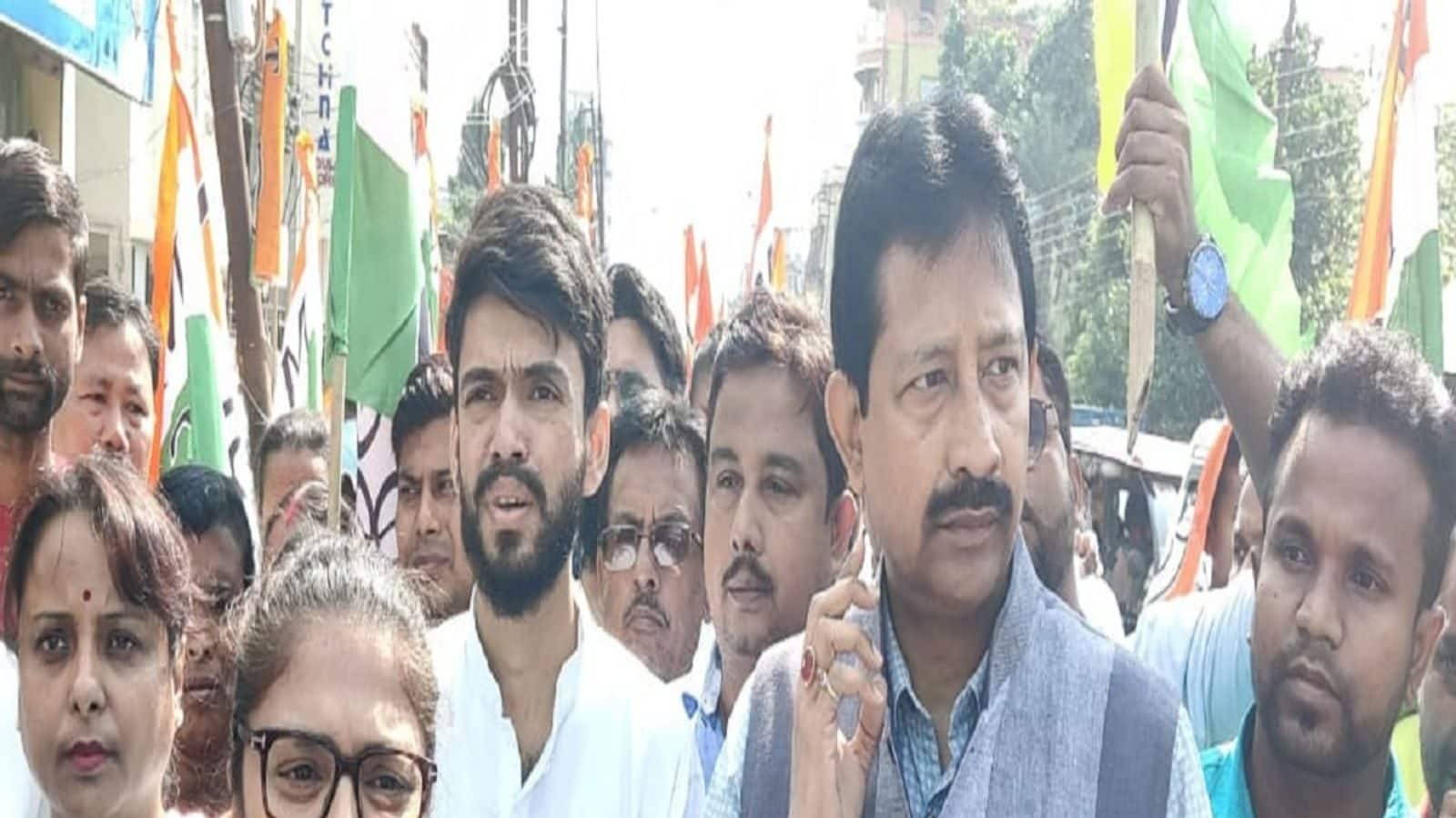 পাখির চোখ নির্বাচন! জনজাতি এলাকায় প্রচারে জোর দিচ্ছে তৃণমূল পাখির চোখ নির্বাচন! জনজাতি এলাকায় প্রচারে জোর দিচ্ছে তৃণমূল