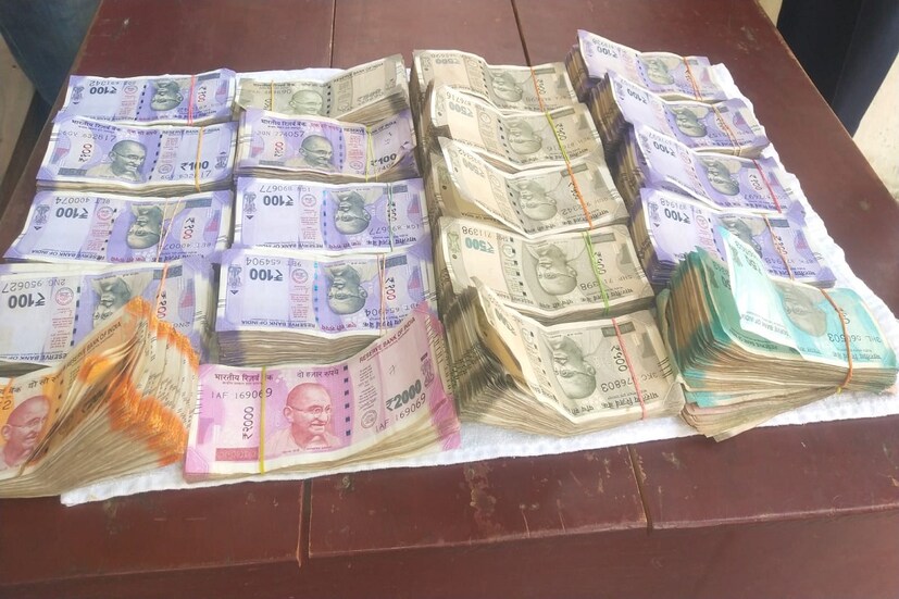 এই টাকা সে কোথা থেকে আনছিল এবং কোথায় নিয়ে যাচ্ছিল, তার ঠিকঠাক উত্তর না দেওয়াতেই পুলিশ গাড়িচালক ও নবীন কুমার সেনকে গ্রেফতার করে। 