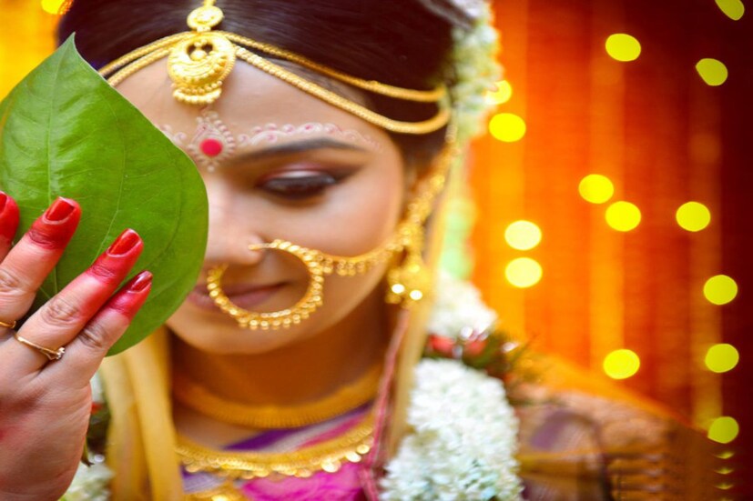 শীতকালীন বিয়ের ভরা মরশুম ইতিমধ্যেই শুরু হয়ে গিয়েছে। এই সময়টায় বন্ধুবান্ধব অথবা আত্মীয়-পরিজনের বিয়ে থাকে। ফলে শপিং, প্ল্যানিং এবং নানা রকম কাজের ব্যস্ততা থাকে তুঙ্গে। এর বিয়েবাড়ি কিংবা অনুষ্ঠানে প্রায় সকলেই চান নজর কাড়তে কিংবা মধ্যমণি হতে। তাই সাজগোজও করতে হয় সঠিক ভাবে।