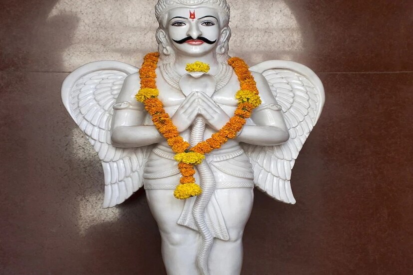 একইভাবে সম্ভব হলে প্রতিদিনই গাছের পুজো করতে হবে ফুলে ফুলে। কালো তিল ও চিনি মিশিয়ে গাছের কাছে রাখতে হবে। এছাড়াও পিঁপড়েকে চিনি এবং ময়দার মিশ্রণ খাওয়ানোও সাহায্য করে।