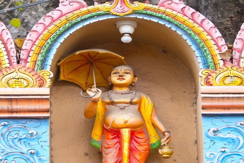 কালো তিল, লোহা ও তেল কারও কাছ থেকে সাড়ে সাতির সময় ধার করা উচিত নয়। কিন্তু এই সময়ে এই একই জিনিস দান করলে আপনি শনির কৃপা পেতে পারেন।