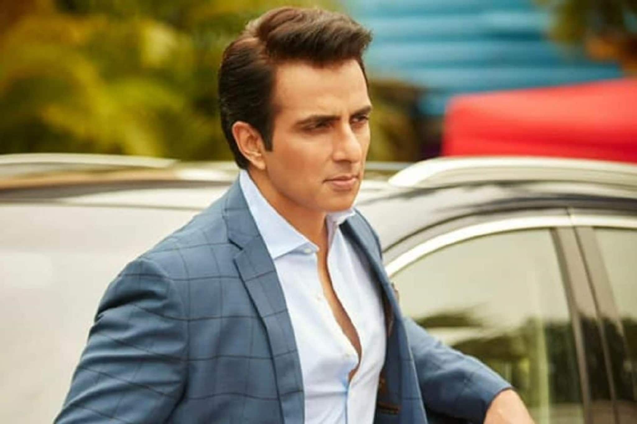 এত বিলিয়ে দিয়েও কোটির গাড়ি, লোকে হাঁ হয়ে দেখছে সোনু সুদের নতুন বাহনকে