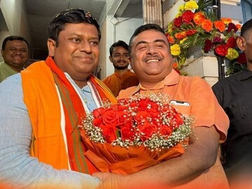 কেন্দ্রীয় নেতৃত্বের উপস্থিতিতে শুভেন্দু অধিকারীর জন্মদিনে উত্তরীয় পরিয়ে, শুভেচ্ছা বিনিময়ে দিলীপ-শুভেন্দু-সুকান্তকে ঐক্যের বার্তা 