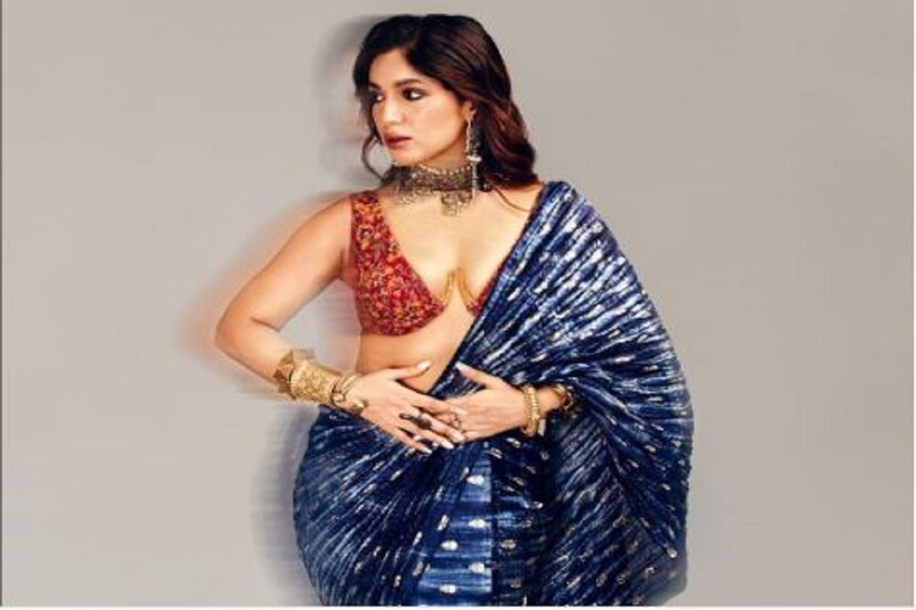 সুগভীর বিভাজিকা, লাল ফ্লোরাল এম্ব্রয়ডারি করা চোলি, নীল শাড়িতে 'শো স্টপার' হুমা