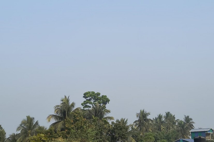 তাপমাত্রা অপরিবর্তিত থাকবে আগামী কয়েকদিন। রাতের তাপমাত্রা বা সর্বনিম্ন তাপমাত্রা প্রায় একই রকম থাকবে শুক্রবার পর্যন্ত। তবে দিনের তাপমাত্রা বা সর্বোচ্চ তাপমাত্রা কিছুটা কমতে পারে আংশিক মেঘলা আকাশের কারণে।   শনিবার থেকে তাপমাত্রা কিছুটা বাড়তে পারে। শীতের আমেজ কমবে রাজ্যে। Representative Image