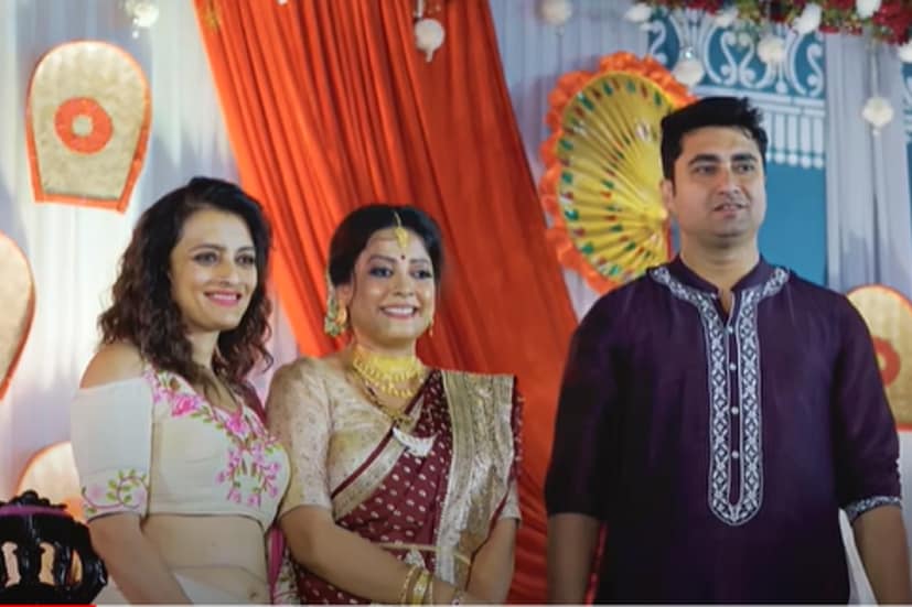 শতরূপ-পহেলি দুজনেরই বন্ধু ঊষসী। বন্ধুর বিয়ের খুশির মুহূর্তের ছবি শেয়ার করেছিলেন নেটমাধ্যমে। (ছবি : শতরূপের ইউটিউব)