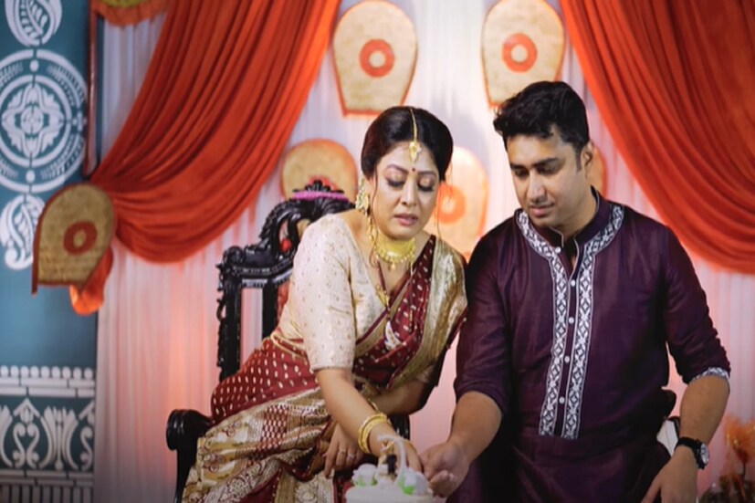 পাত্রী পহেলি সাহা। টলিউড ইন্ডাস্ট্রির পরিচিত মুখ। তবে শতরূপ পহেলির প্রেম কিন্তু রাজনীতির ময়দানেই। একসঙ্গে রাজনীতির মিছিলে চলা থেকে জীবনের পথ চলা... নতুন জীবনের শুভেচ্ছাবার্তা ইতিমধ্যে ছড়িয়ে পড়েছে নেটমাধ্যম জুড়ে। টলিউড থেকে রাজনীতি, বিয়েবাড়িতে যেন চাঁদের হাত। (ছবি : শতরূপের ইউটিউব)