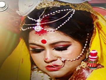 সুবিচারের আশায় বৃদ্ধা মা