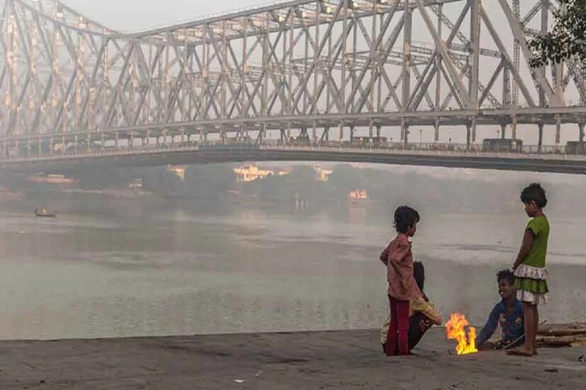 *২৫ ডিসেম্বর বড়দিনে বাড়বে তাপমাত্রা। কমবে শীতের প্রকোপ। স্বাভাবিকের ওপরে দিন ও রাতের তাপমাত্রা থাকবে। কার্যত উষ্ণ বড়দিন কাটবে। শনিবার থেকে সোমবারের মধ্যে ৩-৪ ডিগ্রি তাপমাত্রা বাড়তে পারে বলে অনুমান হাওয়া অফিসের। প্রতীকী ছবি। 