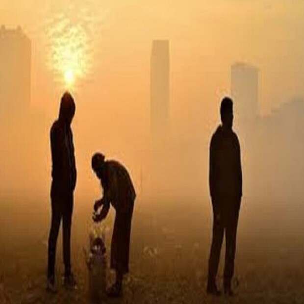 সকালে সর্বনিম্ন তাপমাত্রা ১৪.৩ ডিগ্রি সেলসিয়াস, স্বাভাবিকের থেকে ১ ডিগ্রি বেশি। গতকাল তাপমাত্রা ছিল ১৪.৪ ডিগ্রি সেলসিয়াস। গতকাল বিকালে দিনের সর্বোচ্চ তাপমাত্রা ছিল ২৫.৩ ডিগ্রি সেলসিয়াস। বাতাসের জলীয় বাষ্পের পরিমাণ ৩৪ থেকে ৮৮ শতাংশ। আগামী ২৪ ঘণ্টায় কলকাতা শহরের তাপমাত্রা থাকবে ১৪ থেকে ২৫ ডিগ্রি সেলসিয়াস।