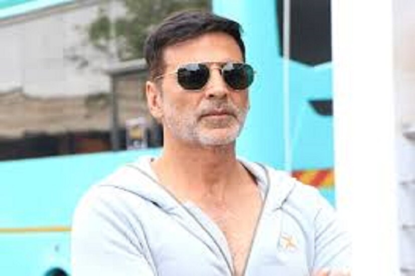 বহু এমন অভিনেতা আছেন যাঁরা শরীরচর্চা করেন ৷ কিন্তু অক্ষয় কুমার জলের মধ্যে কিক ও ঘুষির অভ্যাস করেন ৷ ফাইল ছবি ৷